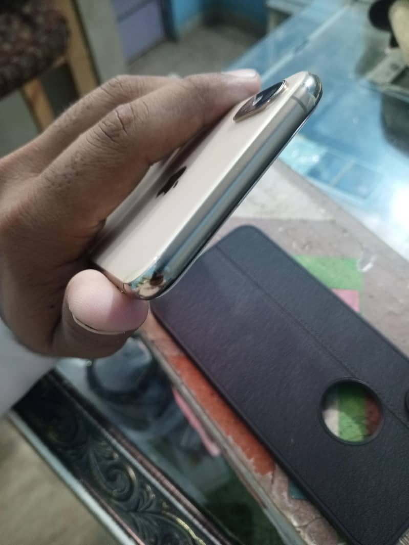 Apple iPhone XS Max 3