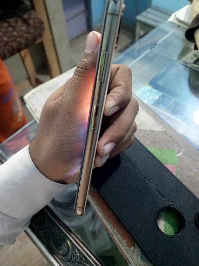 Apple iPhone XS Max 4