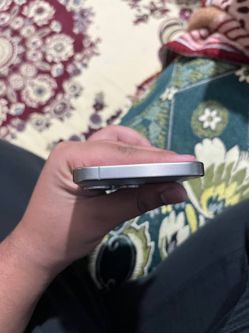Apple iPhone 15 Pro Max 2