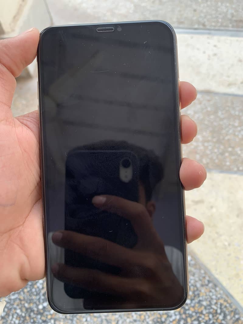 Apple iPhone XS Max 9