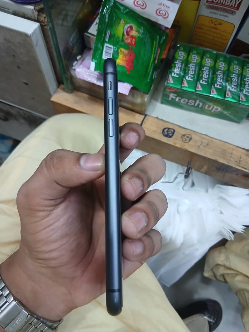 Apple iPhone 11 3