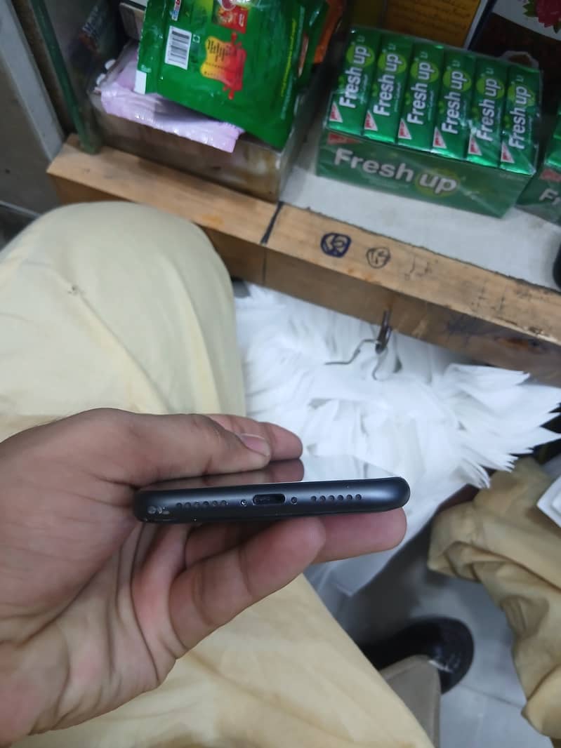 Apple iPhone 11 4