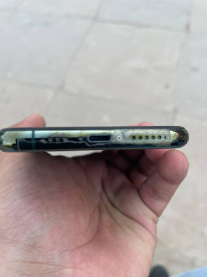 Apple iPhone 11 Pro 4
