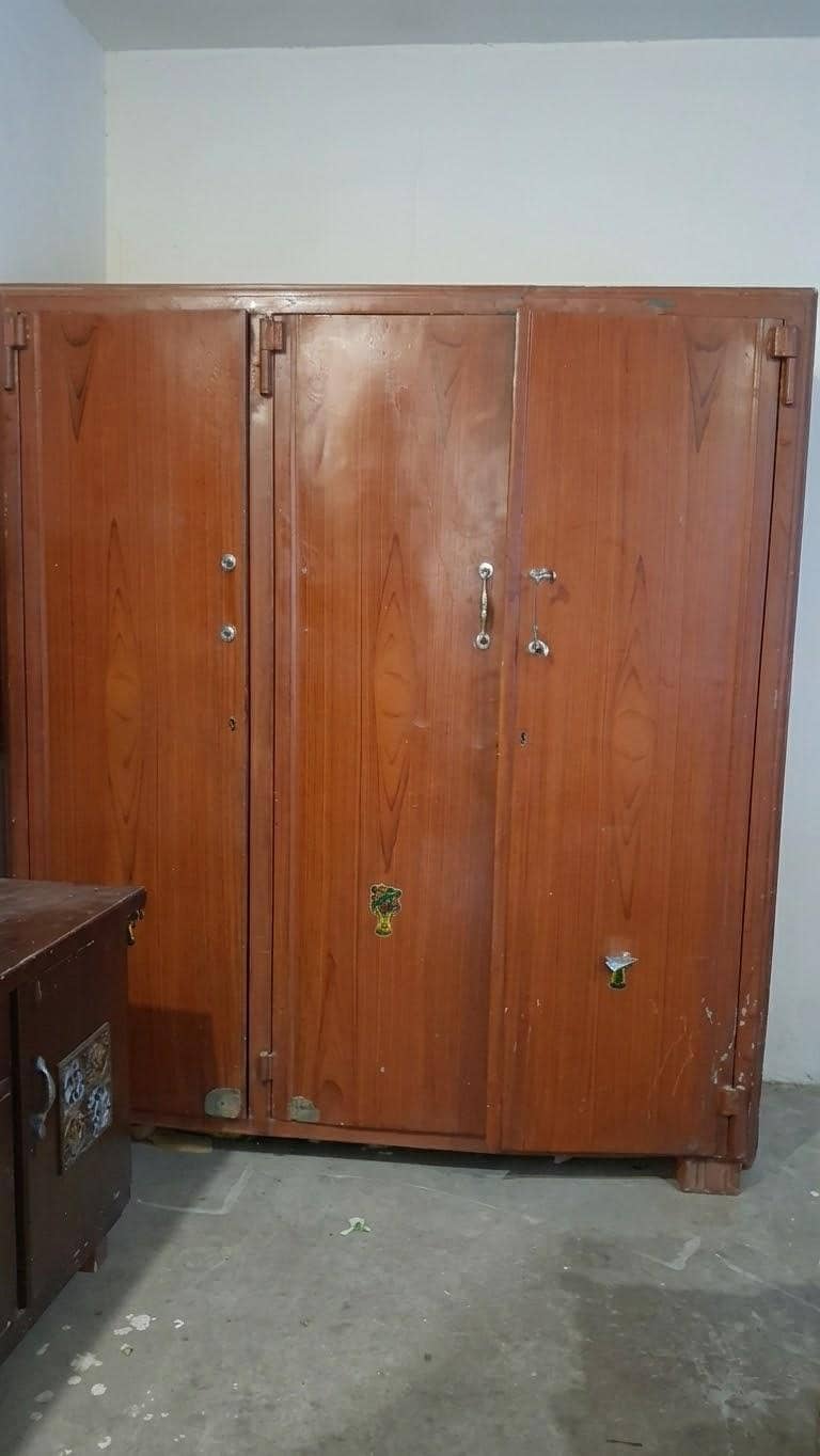 مضبوط لوہے کی 3 دروازوں والی الماری برائے فروخت 1
