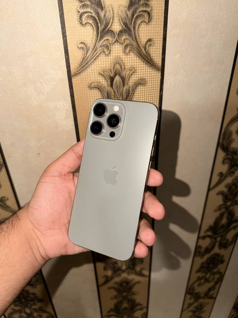 Apple iPhone 16 Pro Max 1