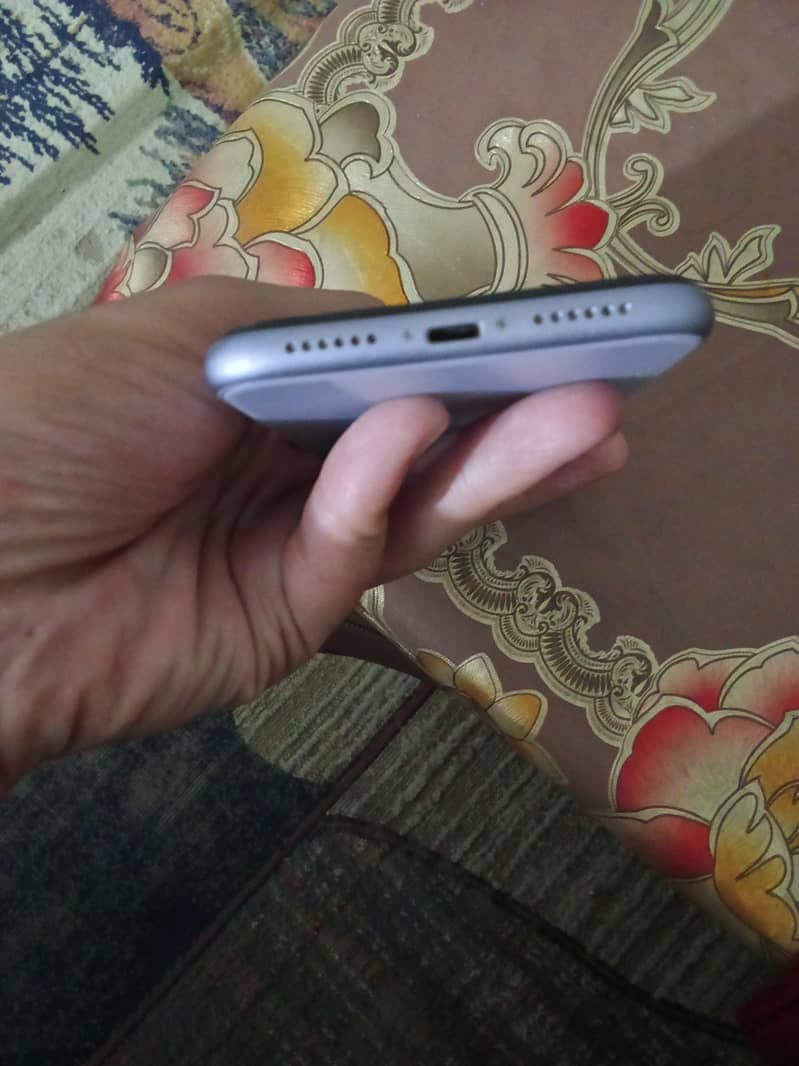 Apple iPhone 11 4