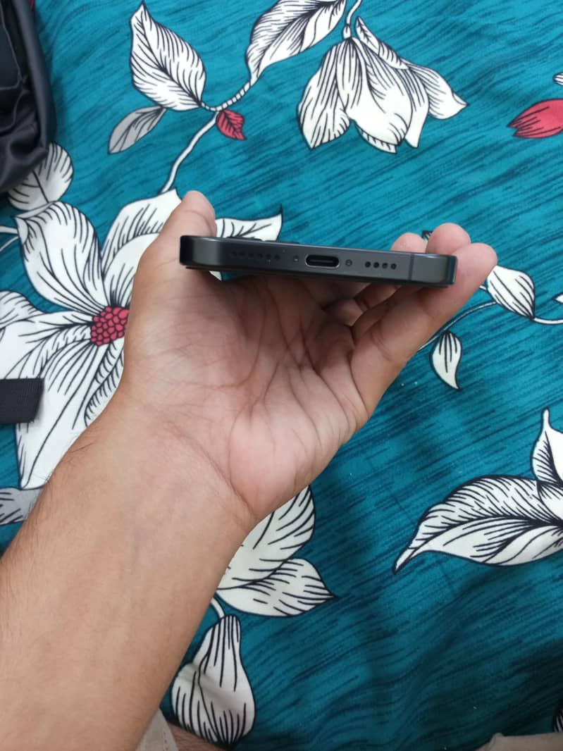 Apple iPhone 16 Pro Max 2