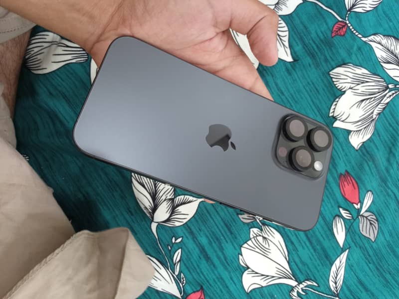 Apple iPhone 16 Pro Max 3