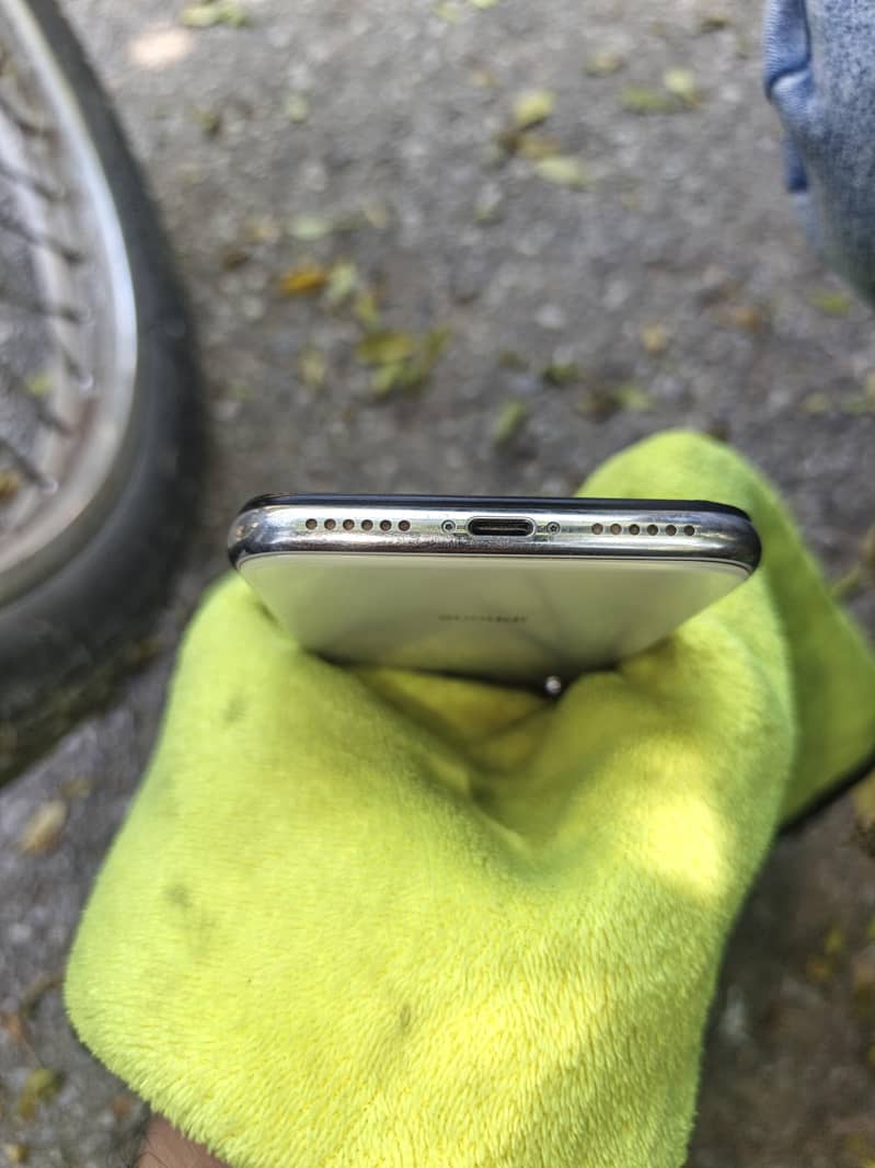 Apple iPhone X 4