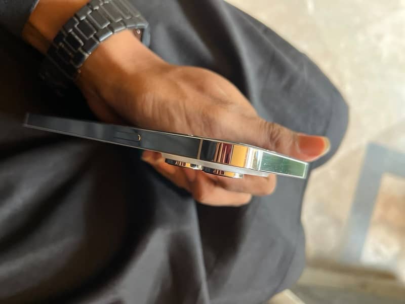 Apple iPhone 14 Pro Max 0