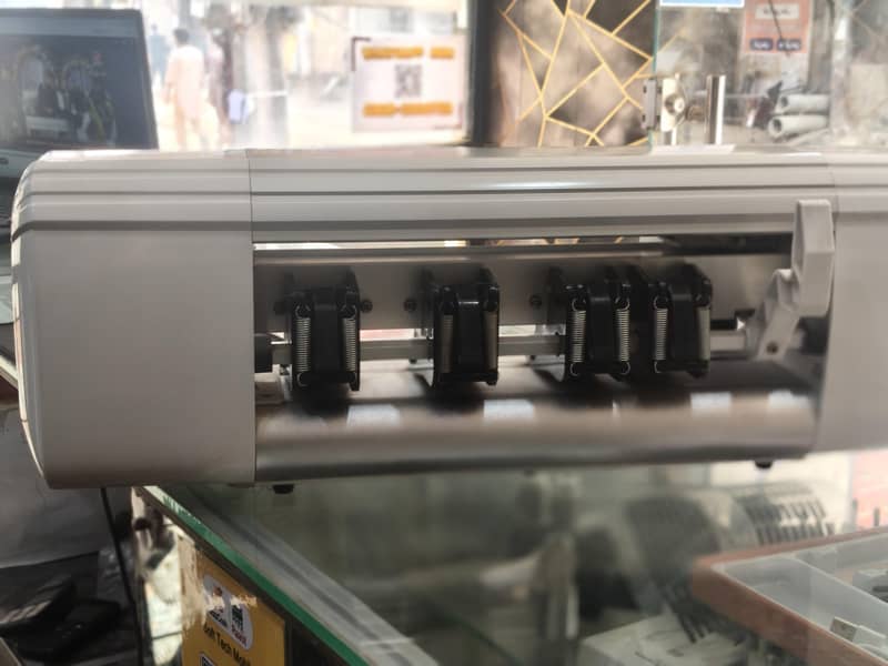 MOBILE SKIN CUTTING PLOTTER 3