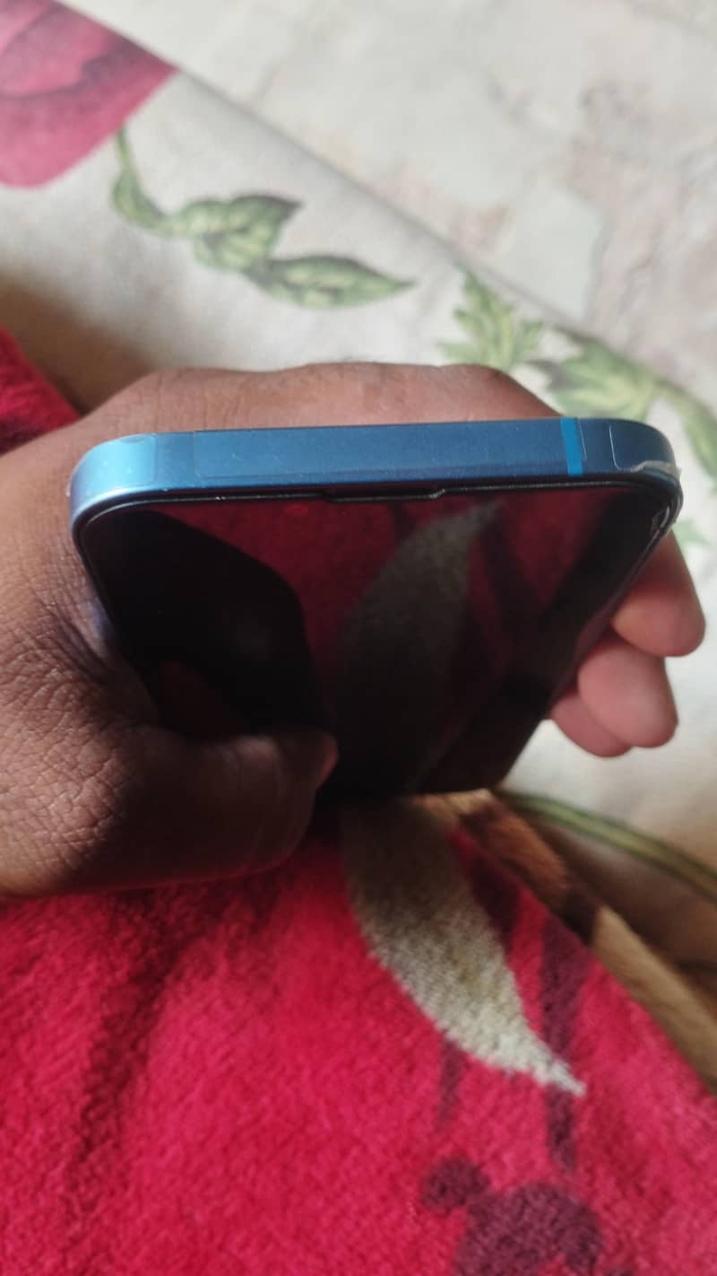 Apple iPhone 13 4