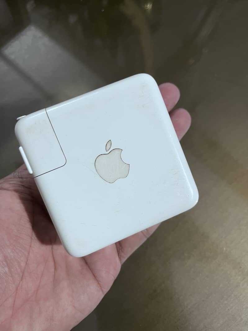 MacBook pro original adapter 1