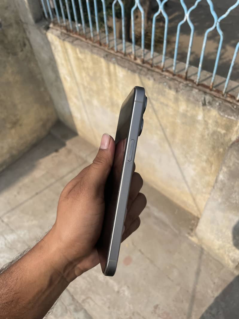 Apple iPhone 15 Pro Max 2