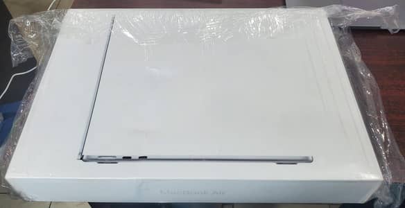 MACBOOK AIR M4 13" 16GB RAM 256GB SSD COMPANY PURCHASED