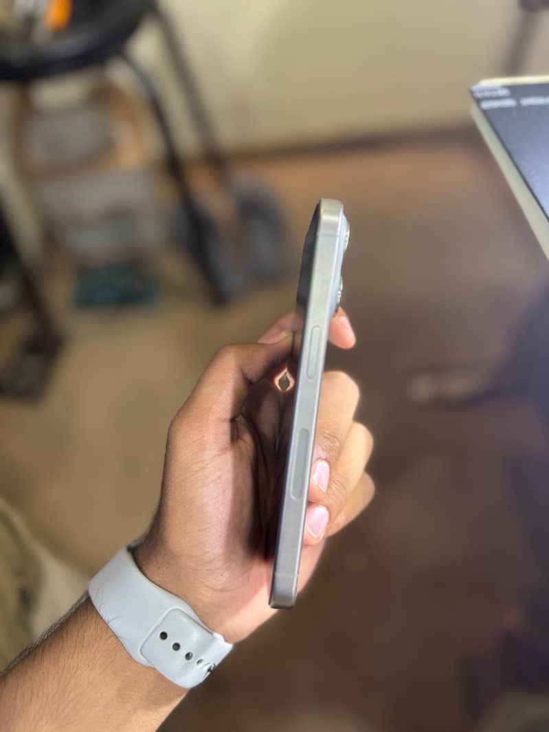 Apple iPhone 15 Pro 4