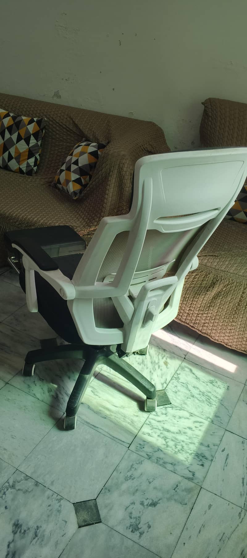 executive chir 3