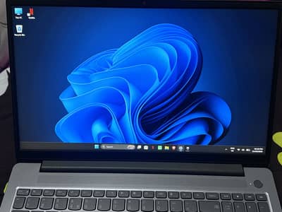 Lenovo IdeaPad Slim 5 15IRH8 | 13th Gen Core i5 | 512GB SSD