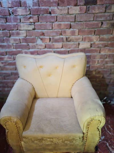 teen sofa set Hai condition 10 by 9 hai kana kachha flyover Ke Sath