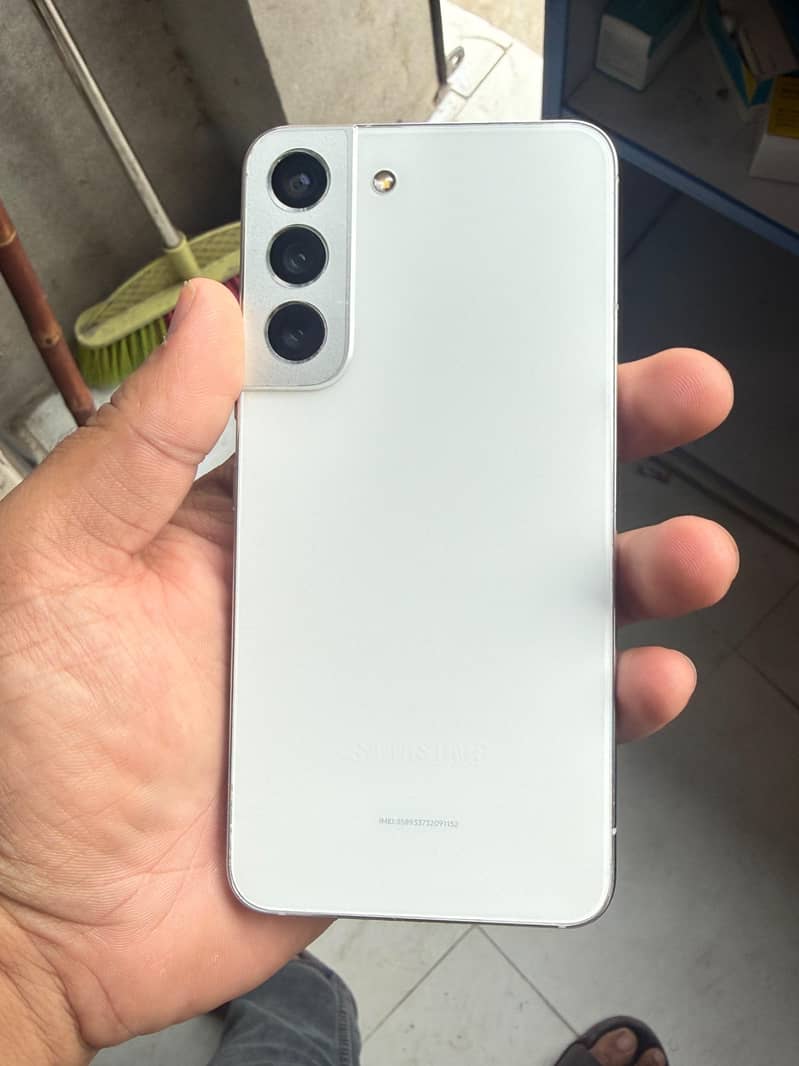 Samsung Mobile S22 5