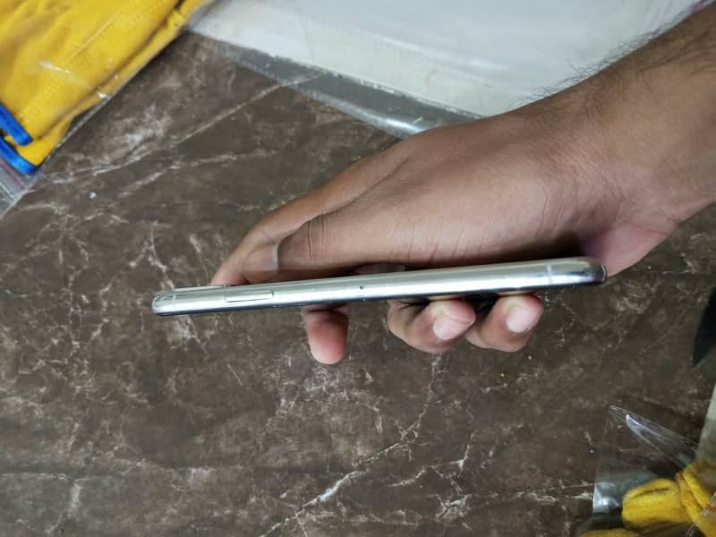Apple iPhone X 4
