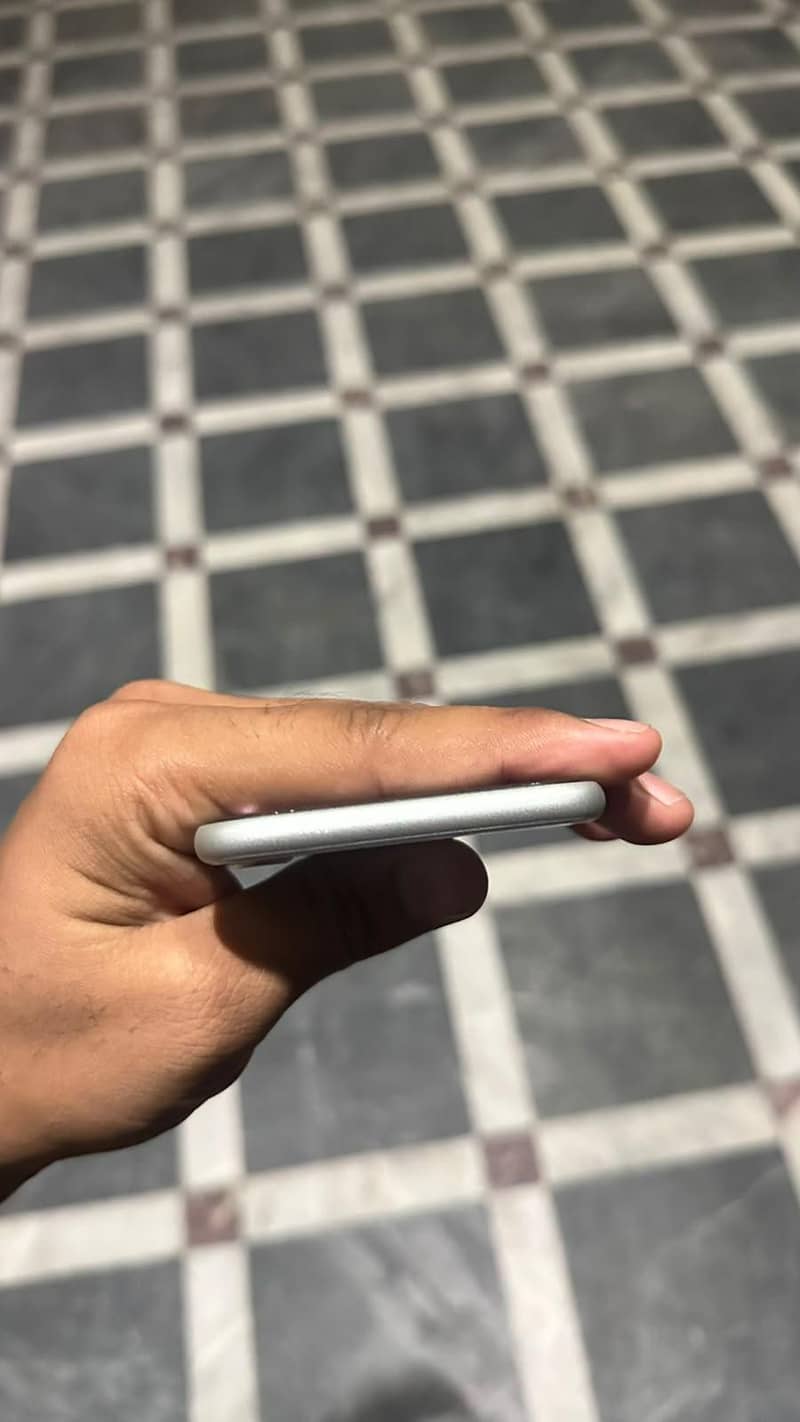 Apple iPhone SE 2020 4