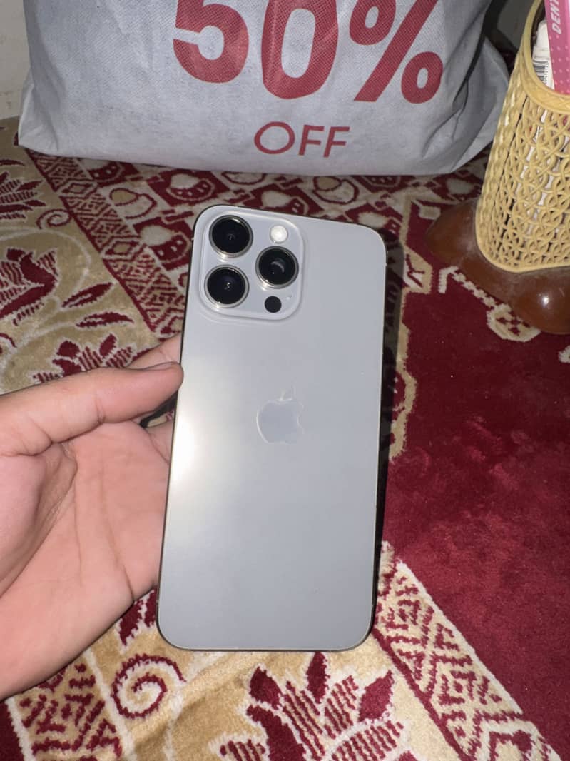 Apple iPhone 15 Pro Max 4