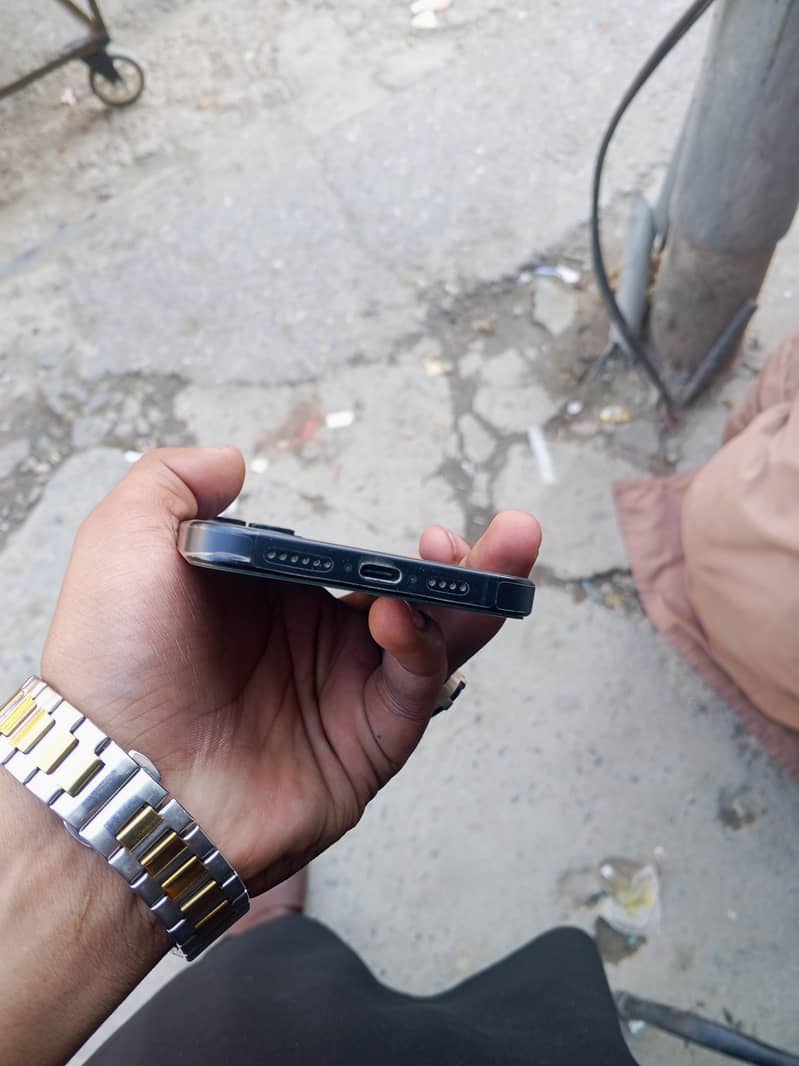 Apple iPhone 15 Pro Max 3