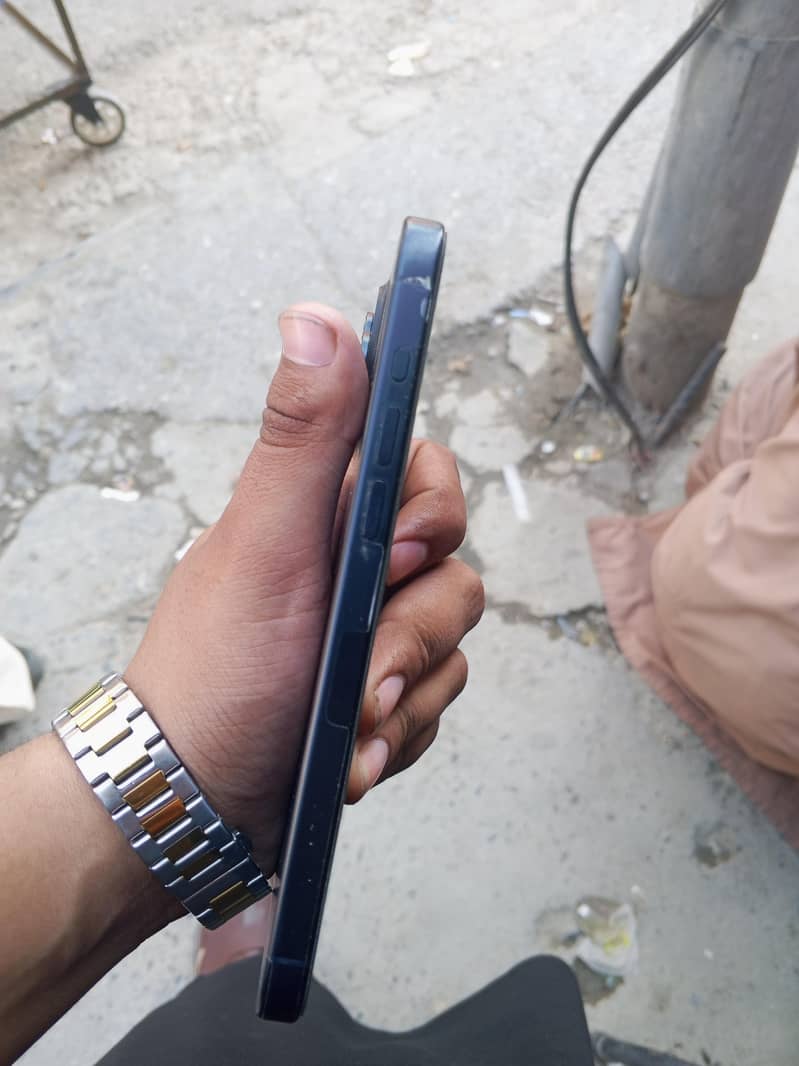 Apple iPhone 15 Pro Max 4