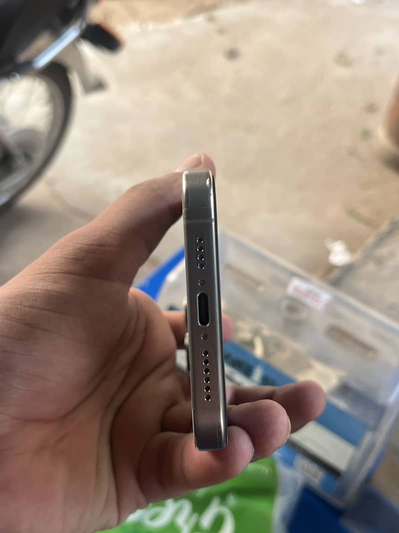 Apple iPhone 15 Pro Max 2