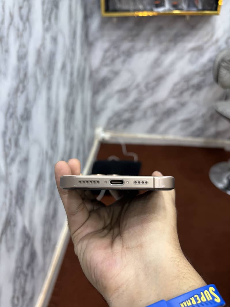 Apple iPhone 16 Pro Max 2