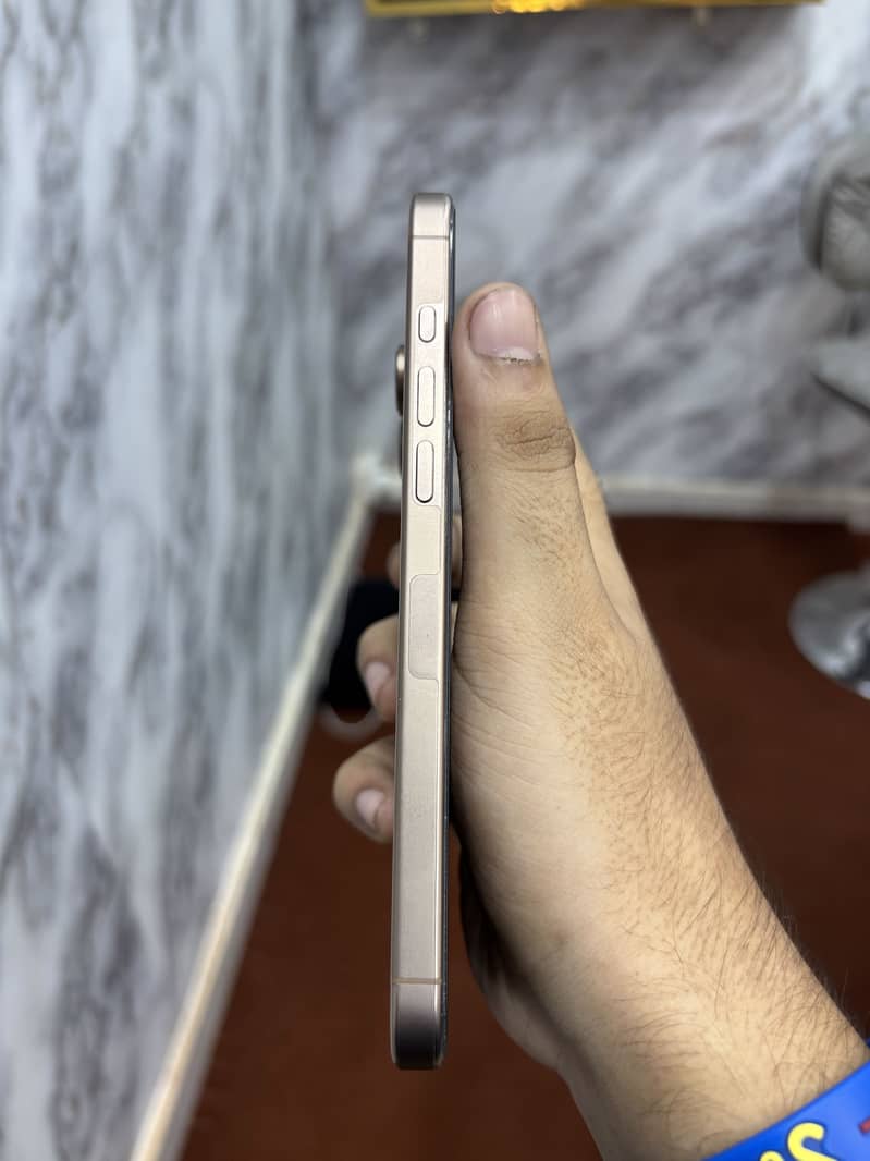 Apple iPhone 16 Pro Max 4