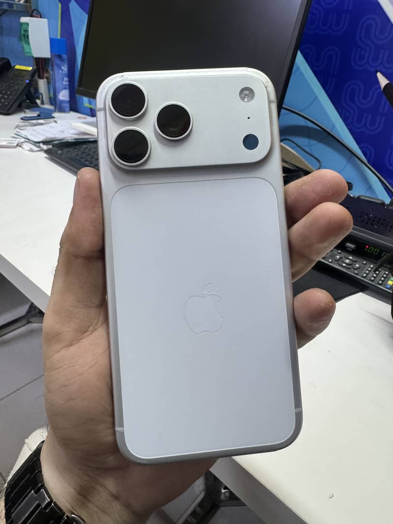 Apple iPhone 17 Pro Max 1