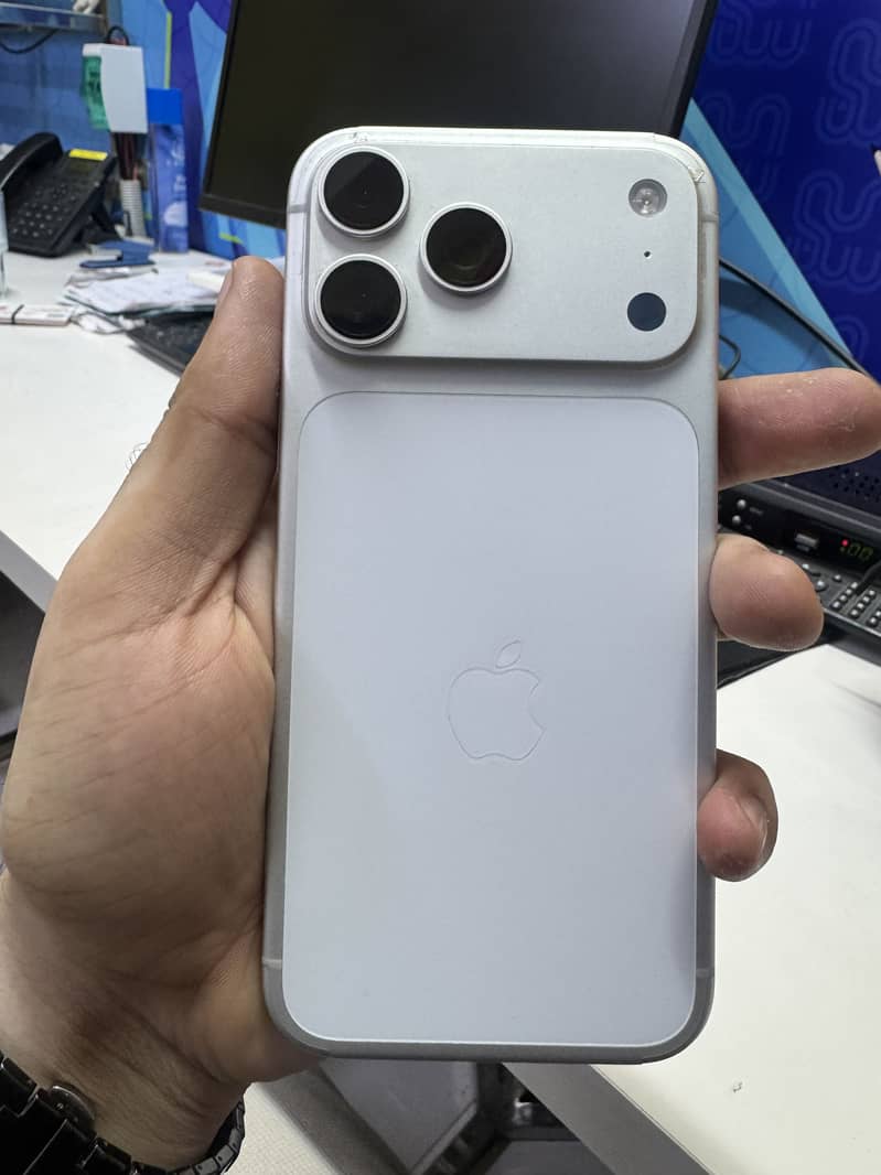 Apple iPhone 17 Pro Max 4