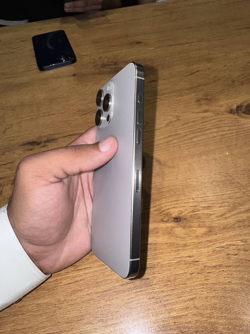 Apple iPhone 15 Pro Max 2