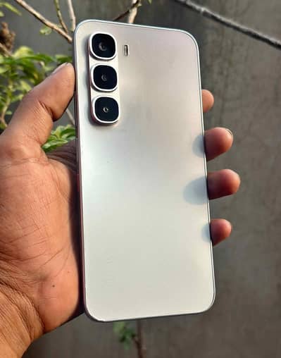 Infinix hot 60 pro (8+8 / 128gb) condition 10/9.5 giving urgently