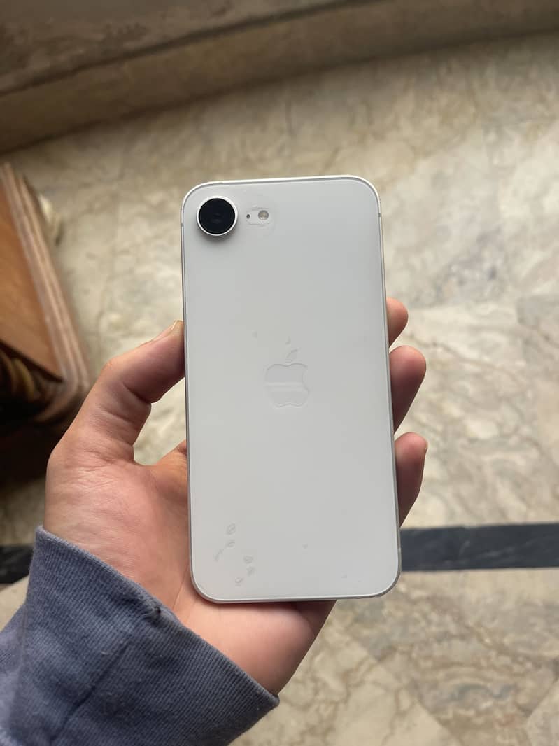 Apple iPhone 16e 0