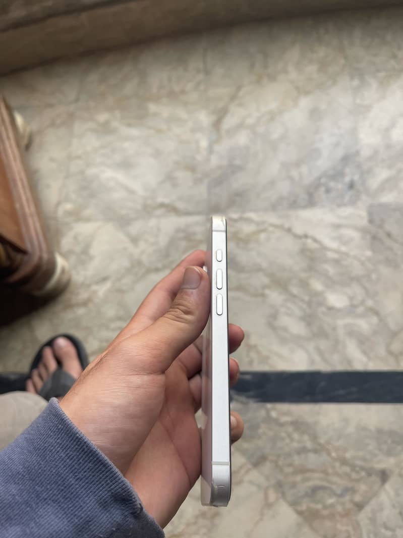Apple iPhone 16e 1