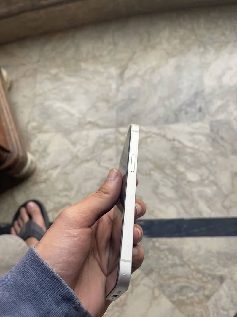 Apple iPhone 16e 2