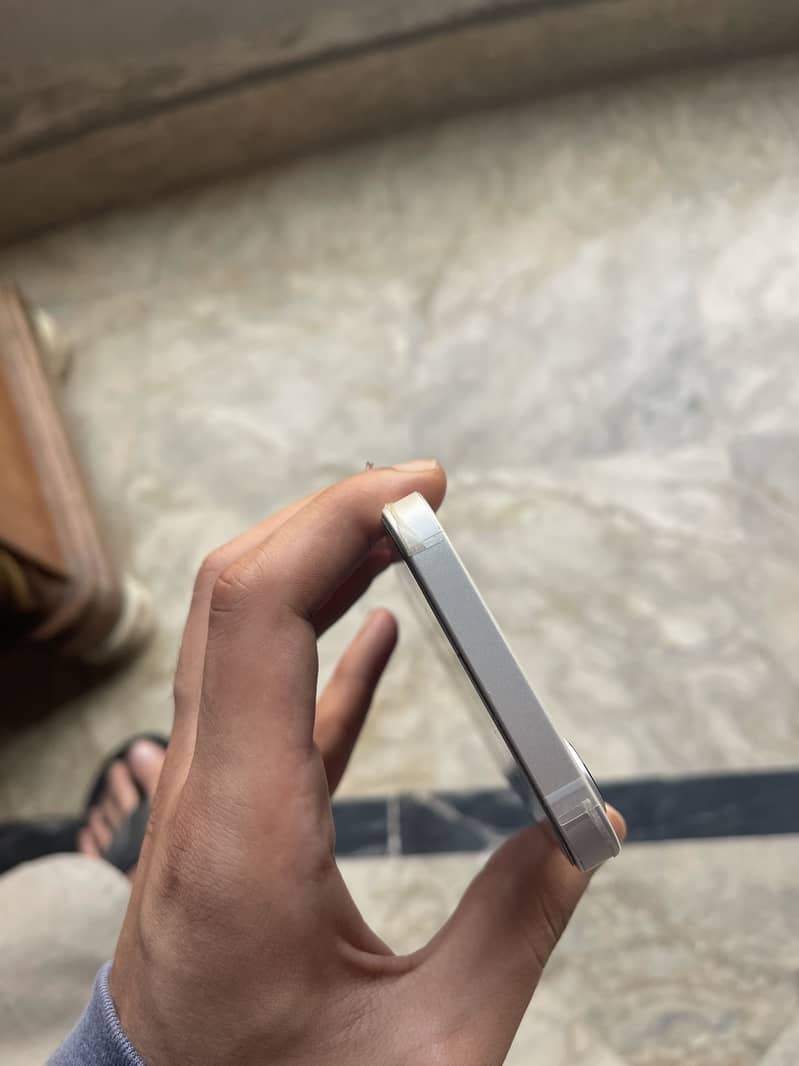 Apple iPhone 16e 3