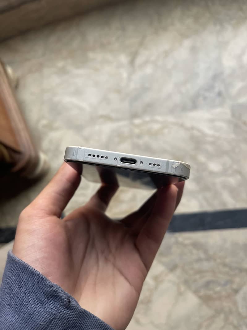 Apple iPhone 16e 4