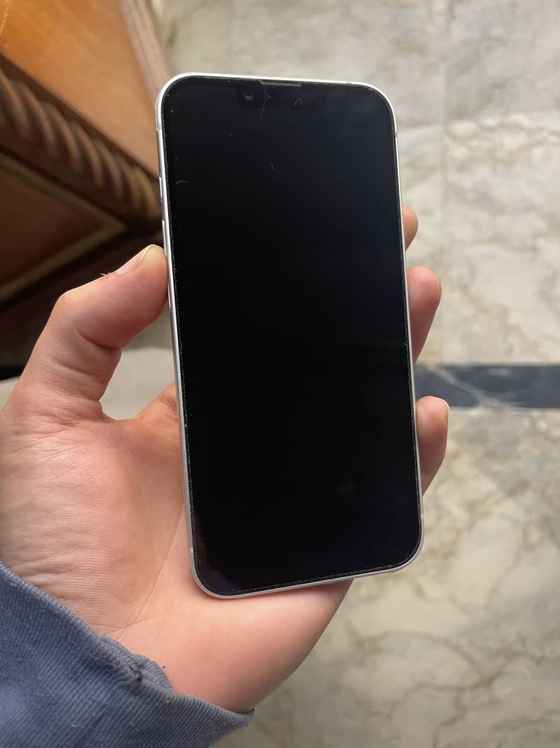 Apple iPhone 16e 5