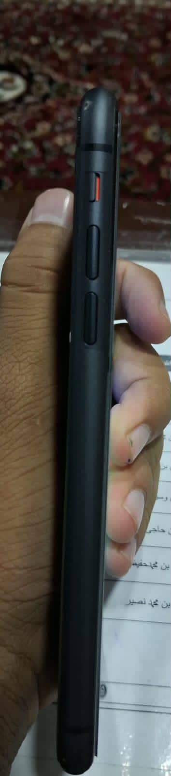 Apple iPhone 11 4