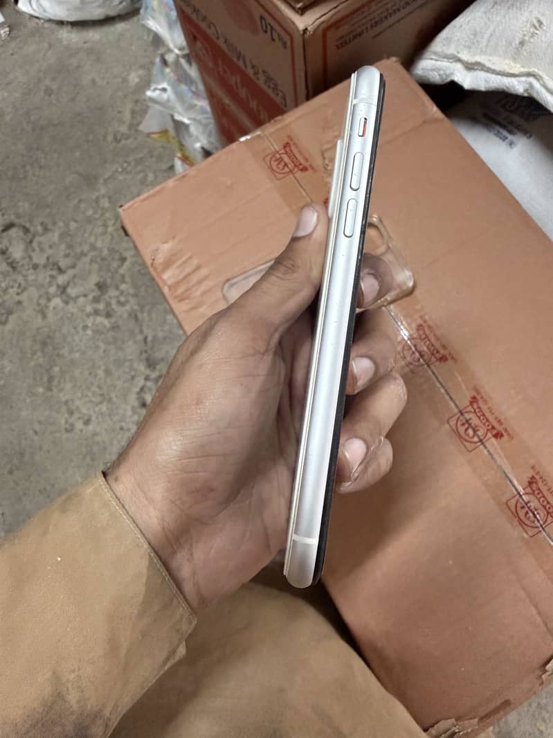 Apple iPhone XR 4