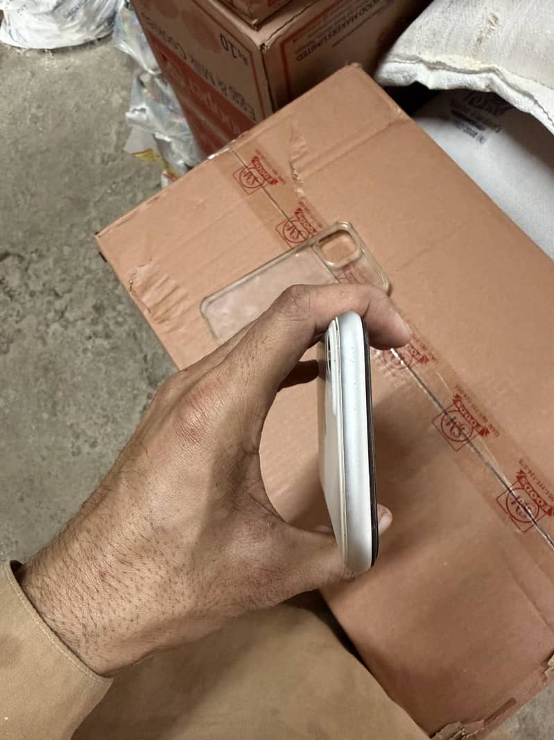 Apple iPhone XR 7