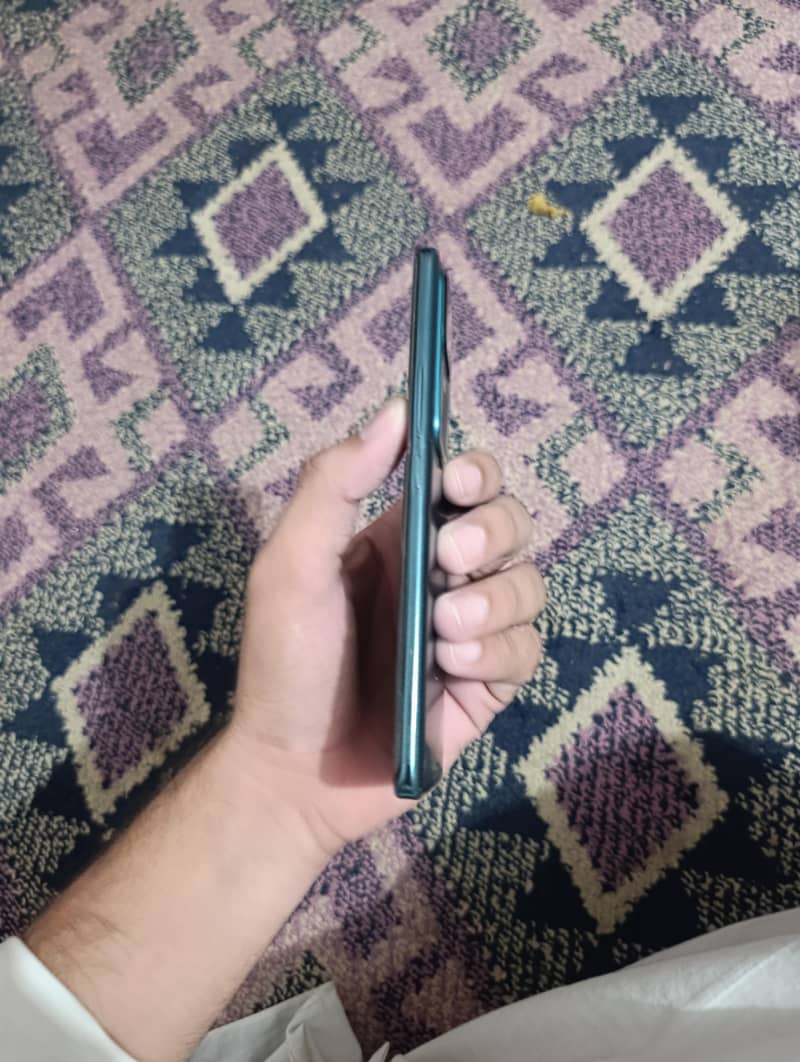 Vivo V30 4