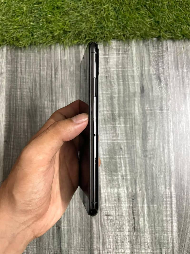 iPhone 11 Pro Max 1