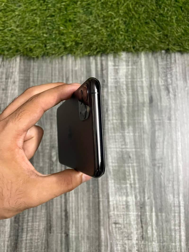 iPhone 11 Pro Max 4