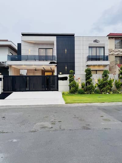 10 Marla House In Lahore Is Available For sale
