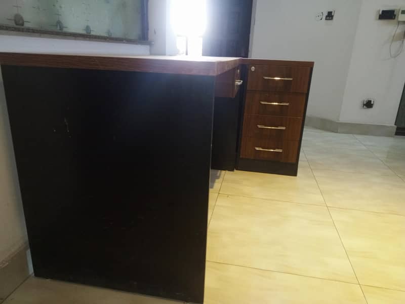 office table in walnut for managers 2